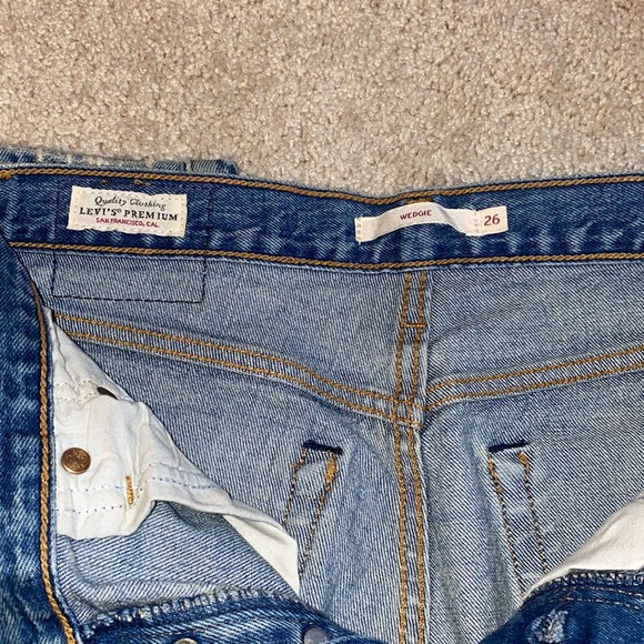 Levi’s Wedgie High Waist Crop Jeans - Picture 6 of 7